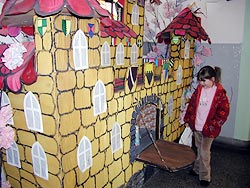 papírový hrad na chodbě školy