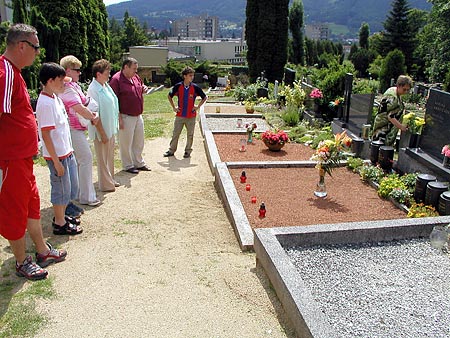 položení květin na hrob Miroslava Krabičky