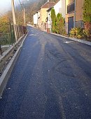 Ilustrační foto k článku: Oprava ulice ke hřbitovu v Lažánkách se blíží ke konci, příští týden položí nový asfalt