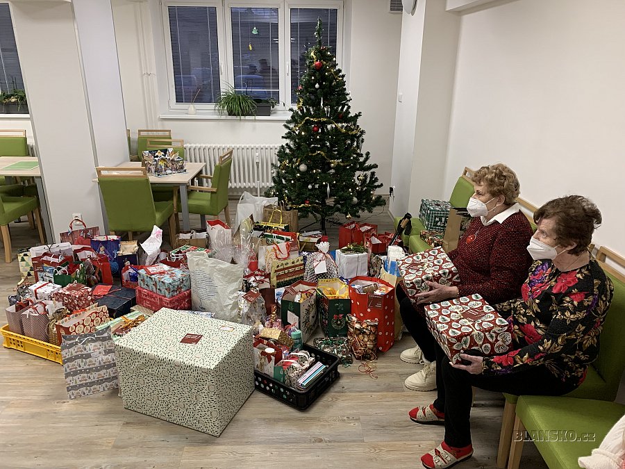 
                                Obyvatelé dvou blanenských domů s pečovatelskou službou dostali vánoční dárky s předstihem již ve středu. FOTO: Martin Müller
                                    