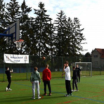 
                                Přátelského sportovního setkání se na blanenské základní škole TGM účastnili žáci a učitelé ze ZŠ Komárna. FOTO: Renata Spotzová
                                    