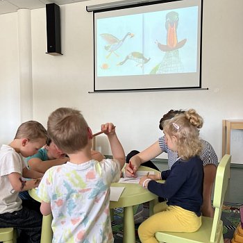 
                                Městskou knihovnu Blansko v sobotu dopoledne zaplnily děti. Konalo se tam knižní promítání. FOTO: Lukáš Dlapa
                                    