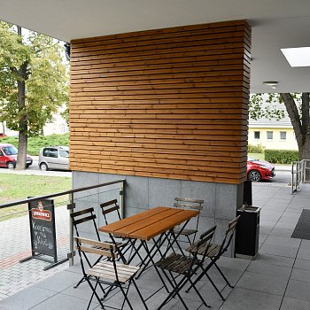 
                                Kavárna nabízí posezení na kryté terase. FOTO: Michal Záboj
                                    