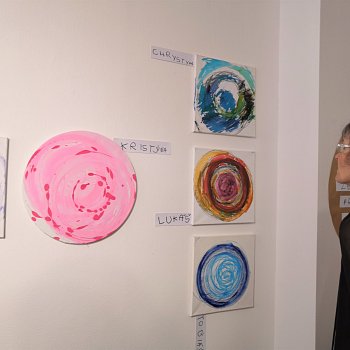 
                                Obrazy vznikaly technikou malby na plátno upevněné k hrnčířskému kruhu. FOTO: Leona Voráčová
                                    