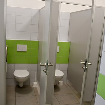 
                                Minulý rok město v hale opravilo toalety, které se nacházejí v suterénu a v prvním nadzemním podlaží. FOTO: Michal Záboj
                                    