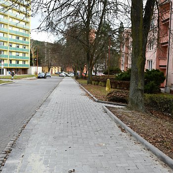 
                                Opravený úsek chodníku v Salmově ulici. FOTO: Michal Záboj
                                    