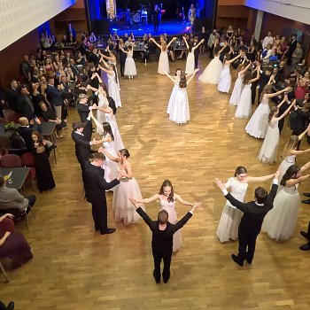 
                                Páteční večer patřil dvaadvacátému ročníku reprezentačního plesu ZŠ Blansko, Erbenova 13. FOTO: archiv školy
                                    