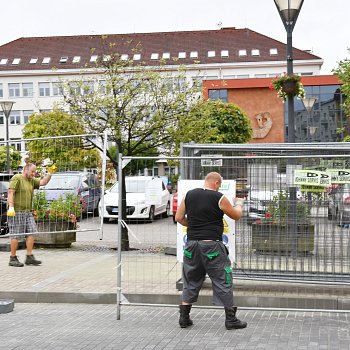 
                                Dělníci odstranili zábrany a náměstí je opět přístupné. FOTO: Michal Záboj
                                    