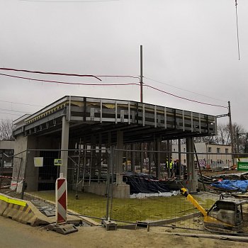 
                                U vlakové zastávky finišuje stavba nového podchodu. FOTO: Leona Voráčová
                                    