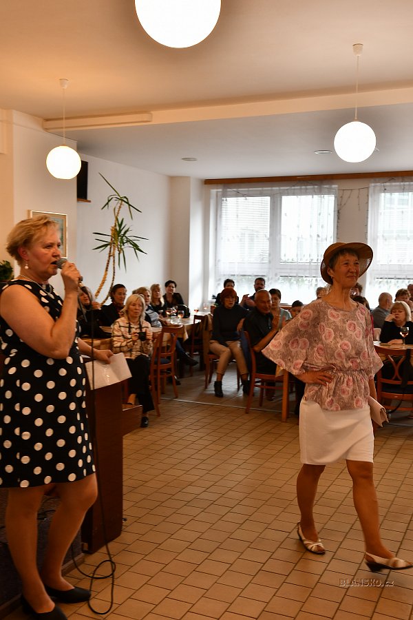 
                                Klubu seniorů Blansko oživil v pátek módní přehlídkou modelů Šárky Zemachové. FOTO: Renata Spotzová
                                    