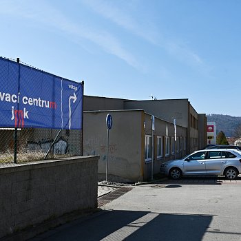
                                Očkovací centrum je ve sportovní hale v Údolní ulici.
                                    
