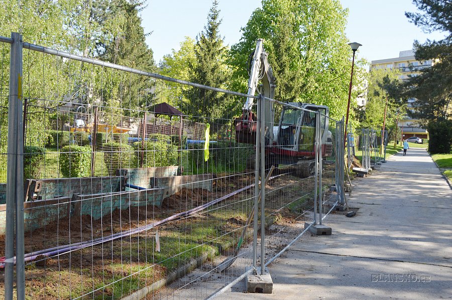 
                                V části Dvorské ulice začaly stavební práce na přeložce vodovodu. FOTO: Michal Záboj
                                    