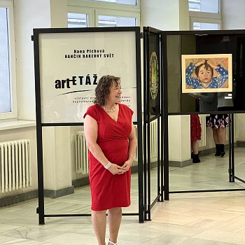 
                                Hana Plchová zahájila v pátek výstavu v ArtETÁŽI. FOTO: archiv KSMB
                                    