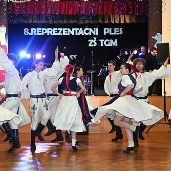 
                                Návštěvníky plesu ZŠ TGM čekalo předtančení žáků SZUŠ Blansko, tradiční bohatá tombola a také vystoupení blanenské formace Deluxe Band. FOTO: archiv školy
                                    