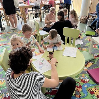 
                                Městskou knihovnu Blansko v sobotu dopoledne zaplnily děti. Konalo se tam knižní promítání. FOTO: Lukáš Dlapa
                                    