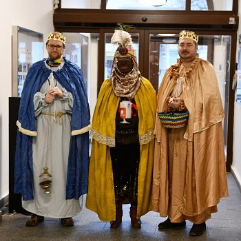 
                                Na blanenskou radnici v pátek zavítali Tři králové. FOTO: Michal Záboj
                                    