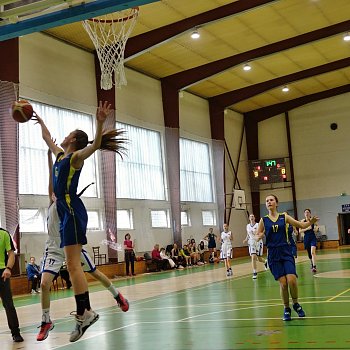 
                                Basketbalistky U15 sehrály dvojutkání s týmem z Tišnova. FOTO: archiv BK Blansko
                                    