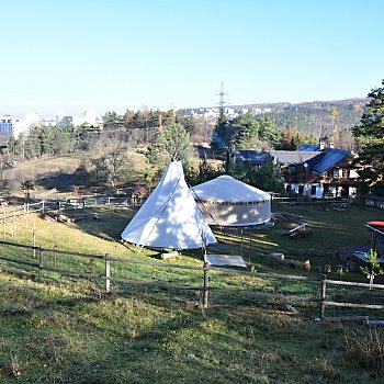 
                                Lesní klub Kudlibabka se nachází na klepačovském kopci nedaleko statku Samsara. FOTO: Leona Voráčová
                                    