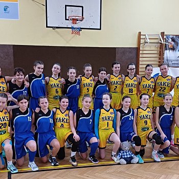 
                                Basketbalistky U13 na turnaji obsadily 3. místo, na snímku s vítězkami z Košic. FOTO: archiv klubu
                                    