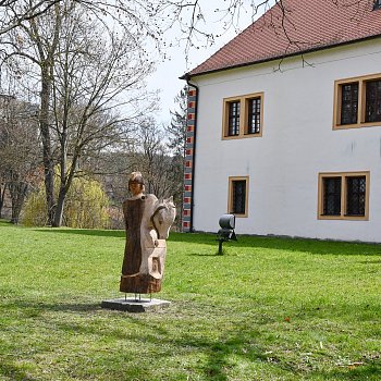 
                                Zámecký park v Blansku zdobí socha sv. Martina.  FOTO: Michal Záboj
                                    