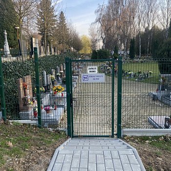
                                Upraven byl také nový vstup na hřbitov u urnového háje. FOTO: Pavla Komárková
                                    