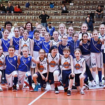 
                                Basketbalistky U11 vybojovaly 2. místo, na snímku s vítězkami z Lotyšska FOTO: archiv klubu
                                    