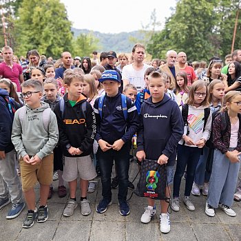 
                                Zahájení školního roku na ZŠ Erbenova se jako tradičně odehrálo na prostranství před vstupem do budovy. FOTO: Michal Záboj
                                    
