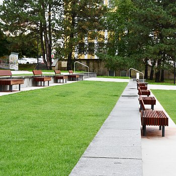 
                                Nové lavičky na terasách. FOTO: Michal Záboj
                                    