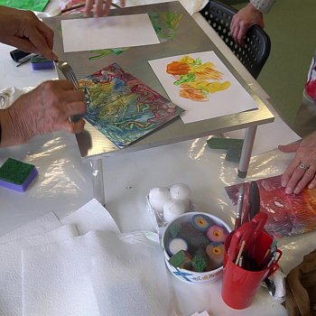 
                                Starou techniku malby tvořené nanášením horkého vosku představila Marcela Sehnalová při workshopu v městské knihovně. FOTO: archiv knihovny
                                    