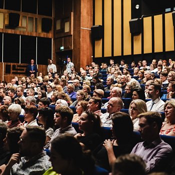 
                                 Sál kina byl během debaty s prezidentem zaplněný do posledního místa. FOTO: Jiří Havel Nejezchleb 
                                    
