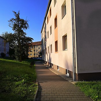 
                                Součástí stavby byl i chodník, který vede od bytovky 9. května 14 k domu v Údolní ulici 13. 
                                    