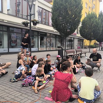 
                                Na Wanklově náměstí u skleníku se v pátek sešli rodiče s dětmi na čtení s promítáním Čteme SITU. FOTO: Leona Voráčová
                                    