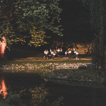 
                                Skupinky herců, zpěváků a tanečníků lemovaly zámecký rybníček. FOTO: Petra Voet
                                    