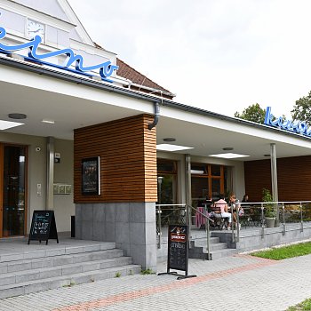 
                                Zastřešená terasa kavárny u kina. FOTO: Michal Záboj
                                    