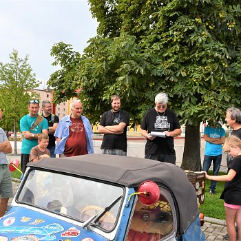 
                                Setkání vozů Velorex proběhlo na parkovišti nad Poduklím. FOTO: Leona Voráčová
                                    