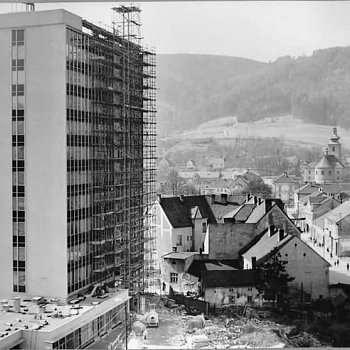 
                                1972 - dokončená výstavba administrativní budovy ve Smetanově ulici. FOTO archiv Pavla Svobody
                                    