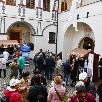 
                                Slavnostní otevření a požehnání svatomartinského vína si nenechaly ujít desítky lidí. FOTO: Michal Záboj
                                    