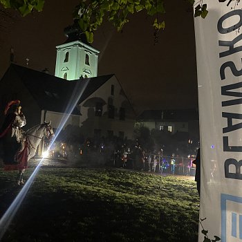 
                                Účastníky Pochodu světýlek pozdravil sv. Martin. FOTO: Pavla Komárková
                                    