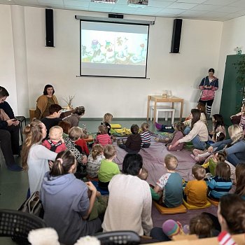 
                                Knižní pelíšek, to je čtení, zpívání a říkání s prvky waldorfské pedagogiky pro nejmenší děti v městské knihovně. FOTO: Lukáš Dlapa
                                    