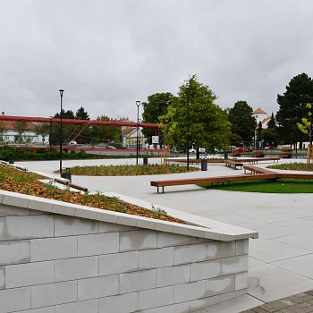 
                                Nově upravenou plochu náměstí pokrývá velkoformátová betonová dlažba. FOTO: Michal Záboj
                                    