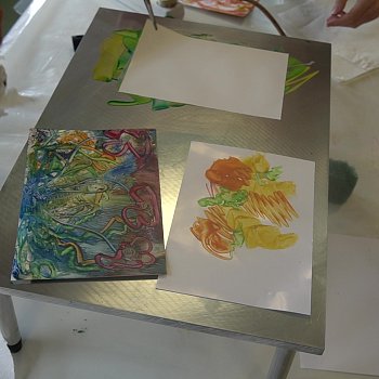 
                                Starou techniku malby tvořené nanášením horkého vosku představila Marcela Sehnalová při workshopu v městské knihovně. FOTO: archiv knihovny
                                    