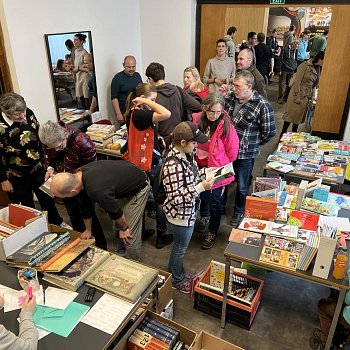 
                                Městská knihovna v sobotu uspořádala knižní blešák. FOTO: Lukáš Dlapa
                                    