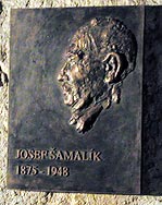 pamětní deska objeviteli jeskyně Josefu Šamalíkovi