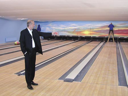 Ing. Chládek představuje nově vznikající bowling centrum