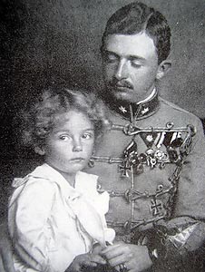 Arcivévoda Karel jako následník se svým synem.