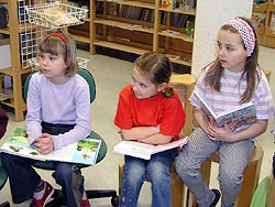děti čtou z oblíbených knih