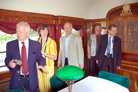 delegace při prohlídce Masarykova vozu