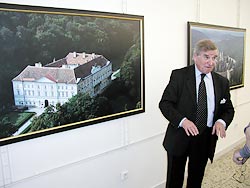 Hrabě Hugo Mensdorff-Pouilly u fotografie zámku v Boskovicích