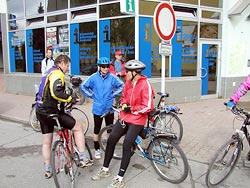 sraz cyklistů před informační kanceláří