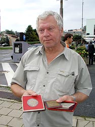František Stránský mladší ukazuje medaile ze závodů